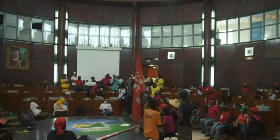 Besetzer im Plenarsaal des Lokalparlaments von Guadeloupe