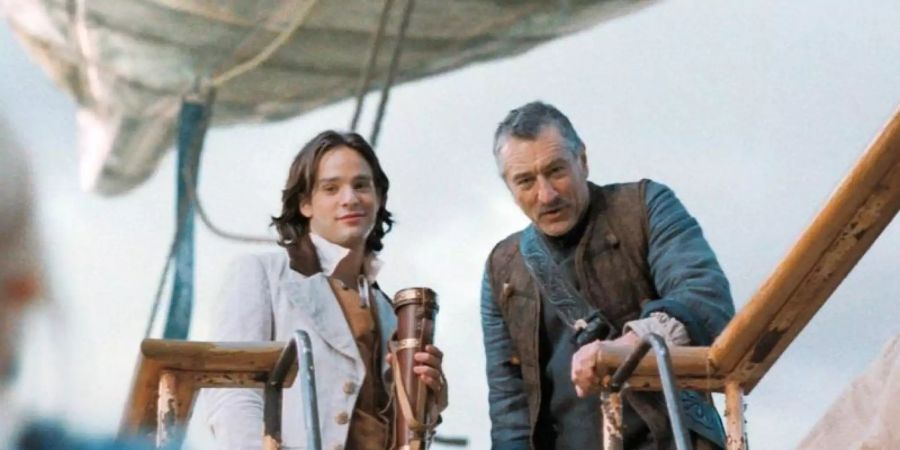 Auf seiner wundersamen Reise trifft Tristan Thorn (Charlie Cox, l) auf Captain Shakespeare (Robert De Niro, r). Foto: ARTE/ARD/2006 Paramount Pictures/dpa