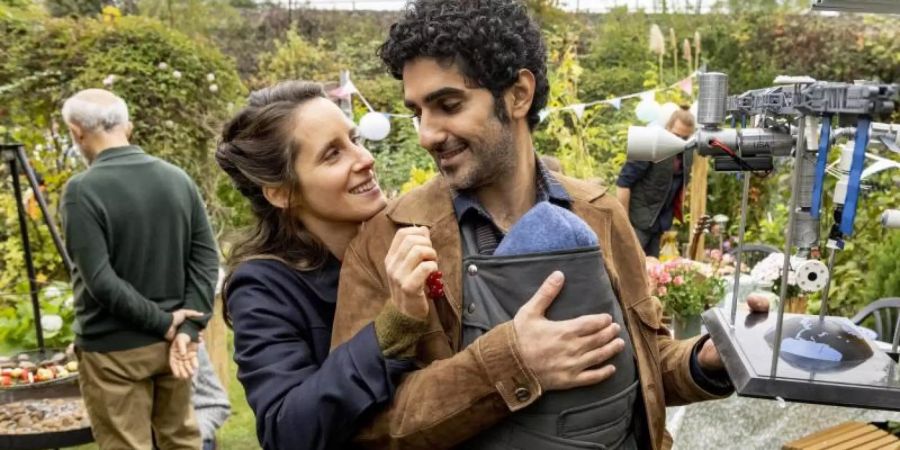 Eigentlich eine glückliche Familie: Faraz (Reza Brojerdi) und Viola Helmrich (Amelie Kiefer) mit ihrem Sohn Linus. Foto: Martin Rottenkolber/ARD Degeto/dpa