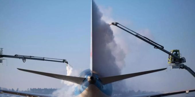 Ein Flugzeug wird am Flughafen Stuttgart vor dem Start enteist (Archivbild). Die Luftverkehrsbranche überwindet in Deutschland langsam die Corona-Krise. Foto: Marijan Murat/dpa Ein Flugzeug wird am Flughafen Stuttgart vor dem Start enteist (Archivbild). Die Luftverkehrsbranche überwindet in Deutschland langsam die Corona-Krise. Foto: Marijan Murat/dpa