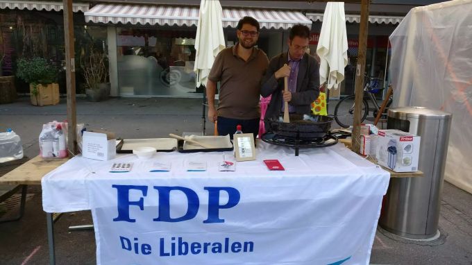 An der Standaktion im September verkaufen die Parteimitglieder frisch gebrannte Mandeln. Thomas Verasani (links) behält den Vorgang im Auge. FDP Bern-West