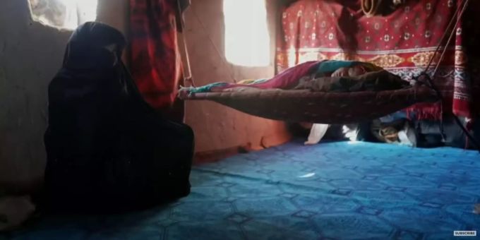 Eine afghanische Mutter verkauft ihre Tochter, um ihre anderen Kinder zu füttern. afghanistan