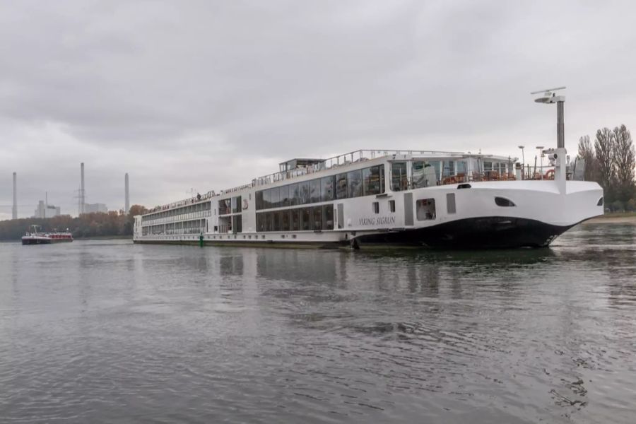 Zwei Schiffe haben sich auf dem Rhein bei Hagenbach in Rheinland-Pfalz festgefahren am 26.10.2021.