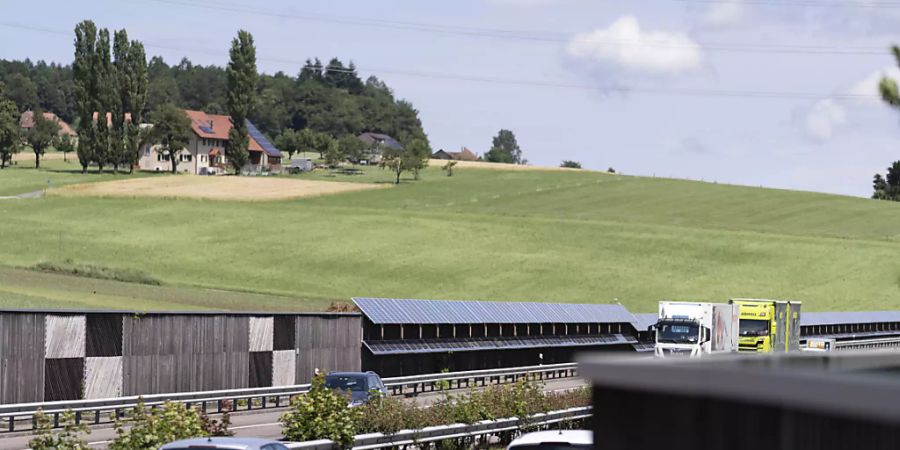 Verschiedene Lärmschutzwände bestehen schon heute aus Solarzellen. Der Bundesrat will dieses grosse Potenzial zur Stromgewinnung nun besser ausnutzen. (Archivbild)