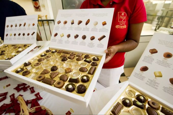 Die Aufnahme der Chocolat Frey in den Produktionsverbund der Migros ist nur ein Beispiel für die Übernahmen und Fusionen in der Schokoladeindustrie. Problematischer für unser Selbstverständnis ist, dass Suchard und Toblerone heute Philip Morris gehören. Schweizer Schokolade