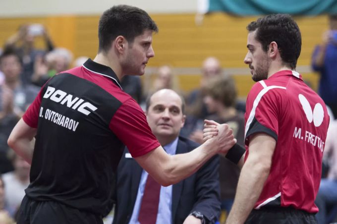 So sah es vor dem Coronavirus aus: Dimitrij Ovtcharov (links, Deutschland) und Marcos Freitas (Portugal) geben sich nach einem Match die Hand. coronavirus