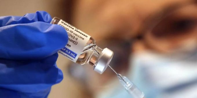 Wer mit dem Corona-Impfstoff von Johnson & Johnson geimpft wurde, sollte laut der Ständigen Impfkommission (Stiko) eine zusätzliche mRNA-Impfstoffdosis für einen besseren Schutz erhalten. Foto: Wolfgang Kumm/dpa Wer mit dem Corona-Impfstoff von Johnson & Johnson geimpft wurde, sollte laut der Ständigen Impfkommission (Stiko) eine zusätzliche mRNA-Impfstoffdosis für einen besseren Schutz erhalten. Foto: Wolfgang Kumm/dpa