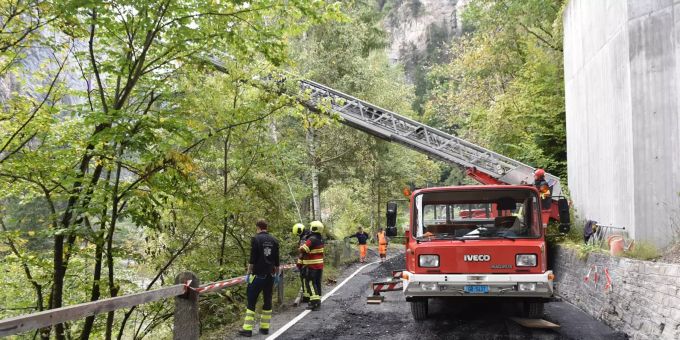 Die Feuerwehr Thusis barg den Verletzten mit einer Autodrehleiter. Kantonspolizei Graubünden