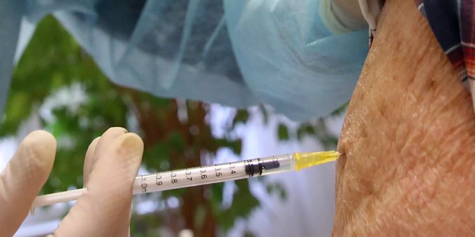 Ein älterer Mann lässt sich gegen das Coronavirus impfen. Coronavirus Impfung