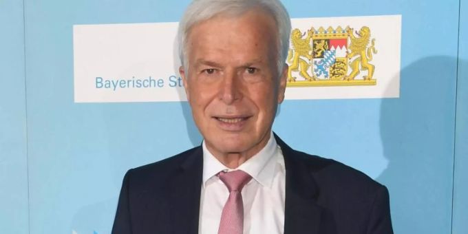 Der langjährige «Kicker»-Herausgeber und frühere Chefredakteur Rainer Holzschuh ist gestorben. Foto: Felix Hörhager/dpa Der langjährige «Kicker»-Herausgeber und frühere Chefredakteur Rainer Holzschuh ist gestorben. Foto: Felix Hörhager/dpa