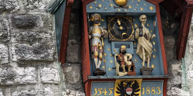 Die Figuren Ritter, König und Gerippe am Zeitglockenturm in Solothurn. Die Figuren Ritter, König und Gerippe am Zeitglockenturm in Solothurn.