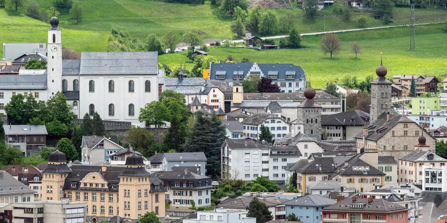 Links im Bild das Kollegium und die Kollegiumskirche und rechts der Stockalperpalast in Brig.