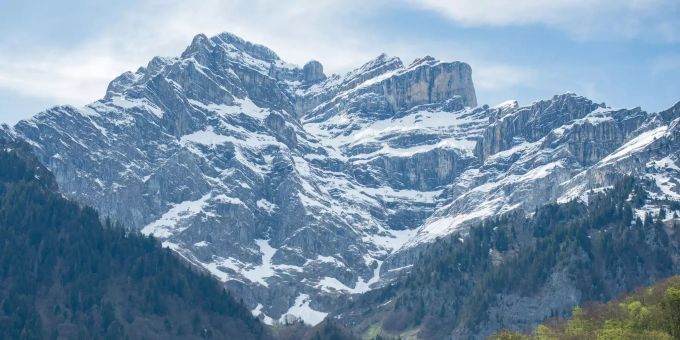Schwanden in Glarus Süd mit Glärnisch. Schwanden in Glarus Süd mit Glärnisch.