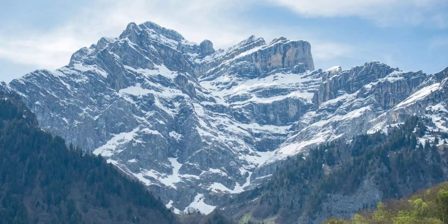 Schwanden in Glarus Süd mit Glärnisch.