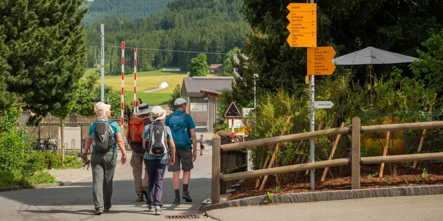 Wanderer in Gonten im Kanton Appenzell Innerrhoden.