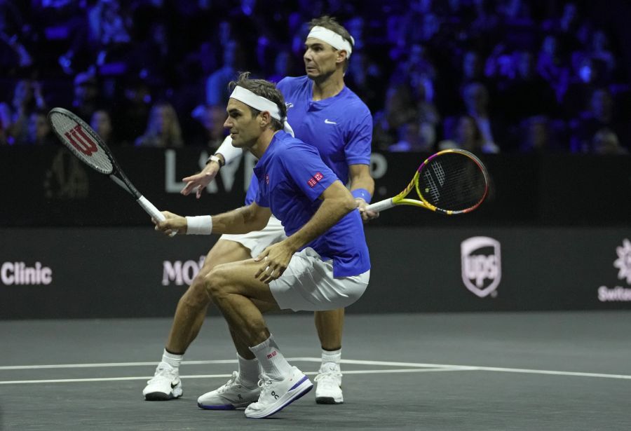 Rafael Nadal (hinten) ist für ein letztes gemeinsames Doppel mit Roger Federer (vorne) kurzzeitig zum Laver Cup gereist.