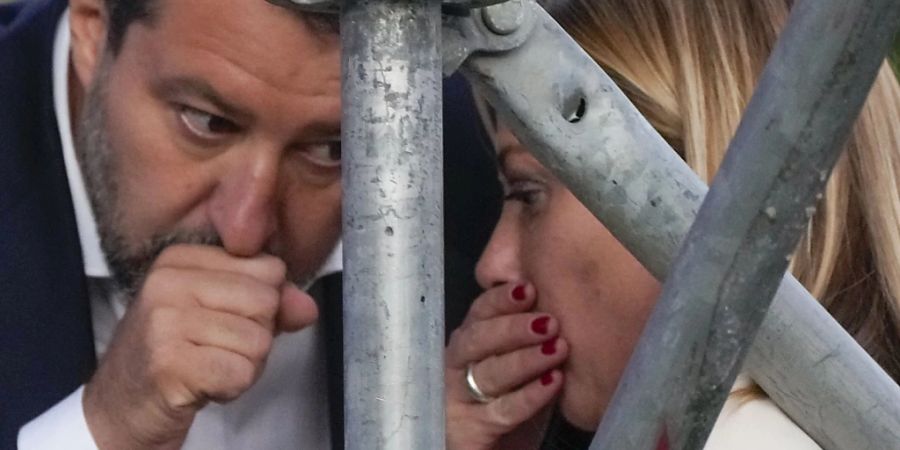 Matteo Salvini von der Lega und Giorgia Meloni von den Fratelli d'Italia bei der Abschlusskundgebung der Mitte-Rechts-Koalition in Rom. Foto: Gregorio Borgia/AP/dpa