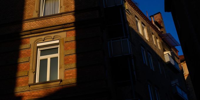 Die Sonne scheint zwischen zwei Häusern auf Fenster von Wohnungen. deutschland