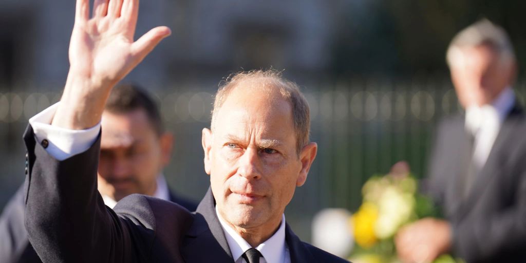 Prinz Edward trägt sich in Goldenes Buch in Paderborn ein