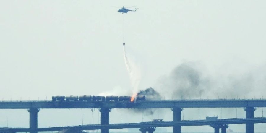 Löschhubschrauber und brennender Zug auf Krim-Brücke