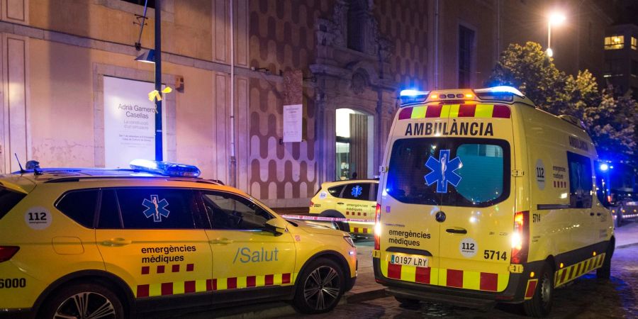 Rettungsdienste nach der Explosion vor der Casa de Cultura in Girona (Katalonien).