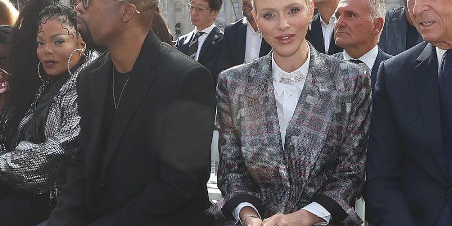 Janet Jackson, Joey Harris, Charlène von Monaco und Bernard Arnault (v.l.) bei der Louis-Vuitton-Show am Dienstag in Paris.