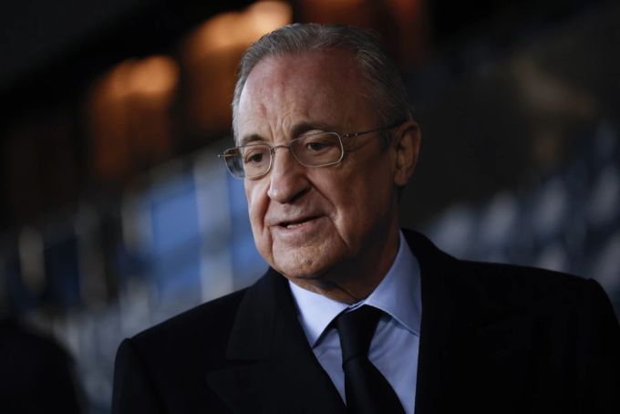 Real Madrid mit Präsident Florentino Pérez galt lange als neuer Arbeitgeber für Kylian Mbappé. Der Franzose änderte jedoch seine Meinung und blieb bei Paris St. Germain. Kylian Mbappé Real Madrid