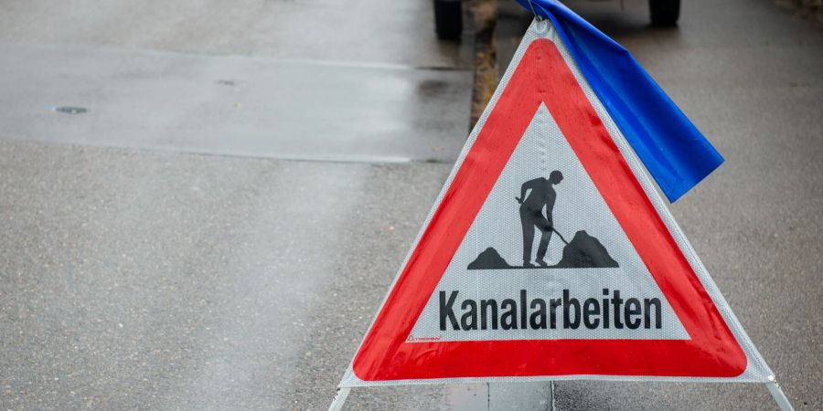 Ein Hinweisschild zu Kanalarbeiten. (Symbolbild)