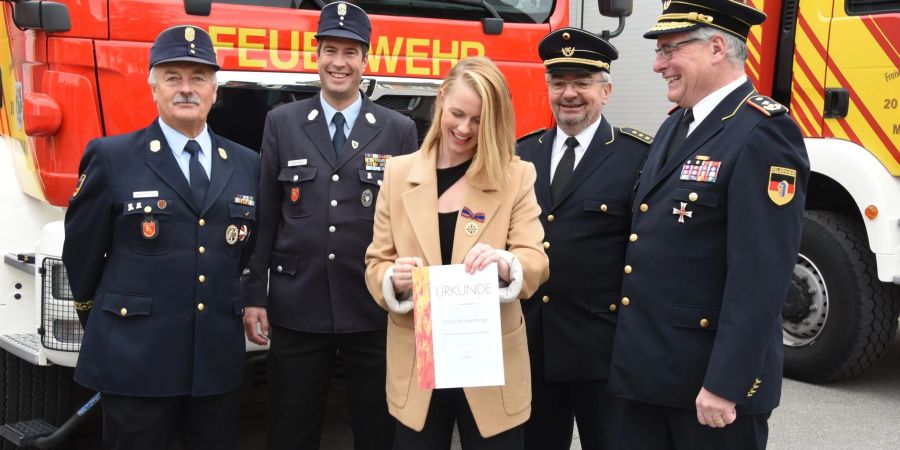 Herbert Maurus (l-r), Kreisverbandsinspektor vom Landesverband Garmisch-Partenkirchen, Florian Klammer, Vorsitzender der örtlichen Feuerwehr, Schauspielerin Christine Eixenberger, Rudolf Römer, Bundesgeschäftsführer des Deutschen Feuerwehrverbandes, und Karl-Heinz Banse, Präsident des Deutschen Feuerwehrverbandes nach der Verleihung der Deutschen Feuerwehr-Ehrenmedaille.