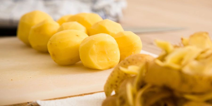 ie Kartoffeln werden vor dem Einkochen geschält und halbgar gekocht.
