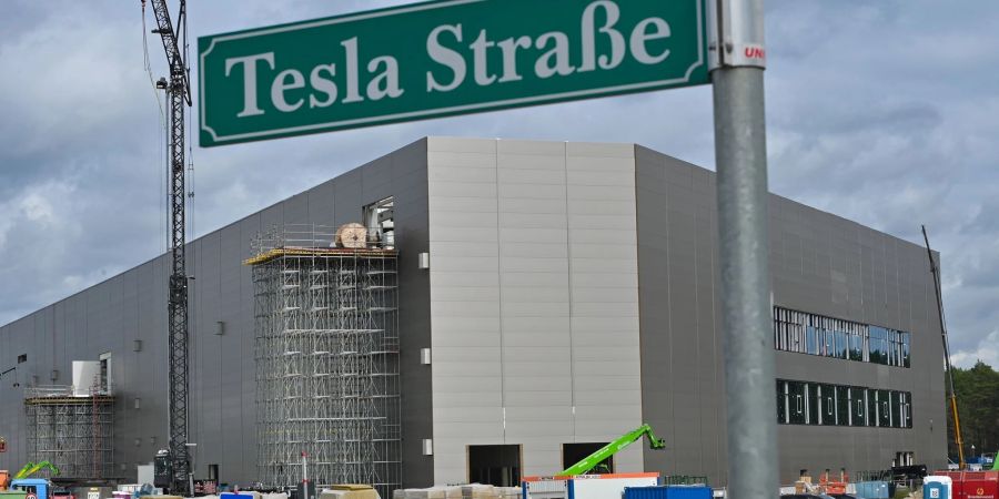 Baustelle der Batteriefabrik von Tesla in Grünheide. Das Brandenburger Wirtschaftsministerium geht weiter davon aus, dass Tesla die Batteriefabrik errichtet.
