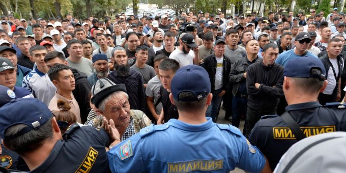 Polizisten drängen kirgisische Freiwillige zurück, die sich vor dem Regierungsgebäude versammeln und ihre Entsendung in die Konfliktzone an der kirgisisch-tadschikischen Grenze fordern. (Vladimir Voronin/AP/dpa) Kirgisistan