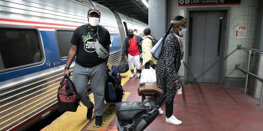 Reisende steigen an der New Yorker Penn Station aus einem Amtrak-Zug.