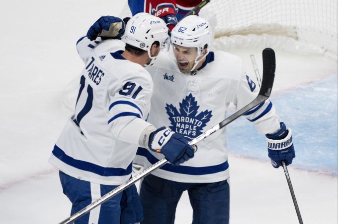 Denis Malgin (r.) läuft in der NHL für die Toronto Maple Leafs auf. NHL