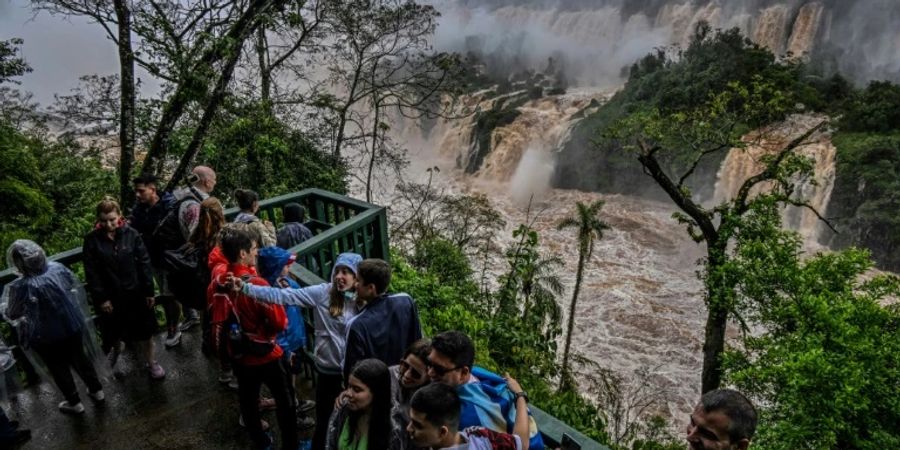 Touristen an den Iguaú-Wasserfällen