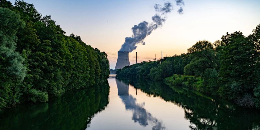 Das Atomkraftwerk Isar 2 soll bis Mitte April als Notreserve für die deutsche Energieproduktion genutzt werden.