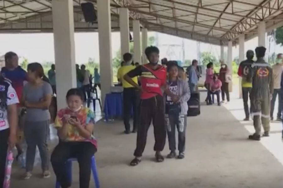 Einwohner der Region versammeln sich nach dem Anschlag auf eine Kindertagesstätte in Thailand.