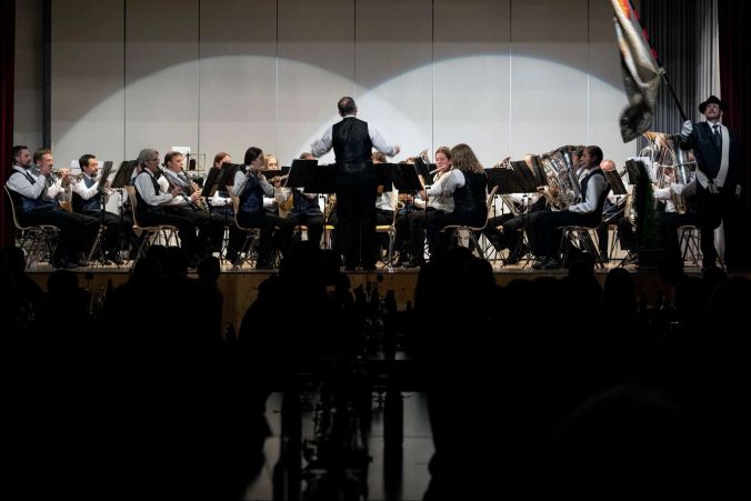 Die Musikgesellschaft Oberbalm spielt unter der Leitung von Peter Bühler.