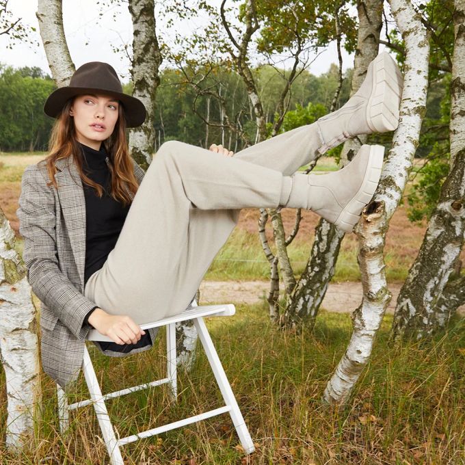 Dicke Sohlen sind im Alltag natürlich praktisch, daher bleiben sie so beliebt. Hier ein Beispiel von Crickit (ca. 200 Franken). Frau Stuhl Garten Model Schuhe Sohlen dick