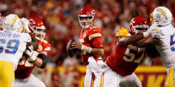 Die Kansas City Chiefs konnten sich gegen die Chargers durchsetzen. Die Kansas City Chiefs konnten sich gegen die Chargers durchsetzen.