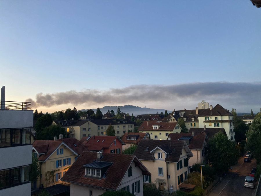 Auch von der Länggasse aus sieht man den Brand in Kehrsatz BE.