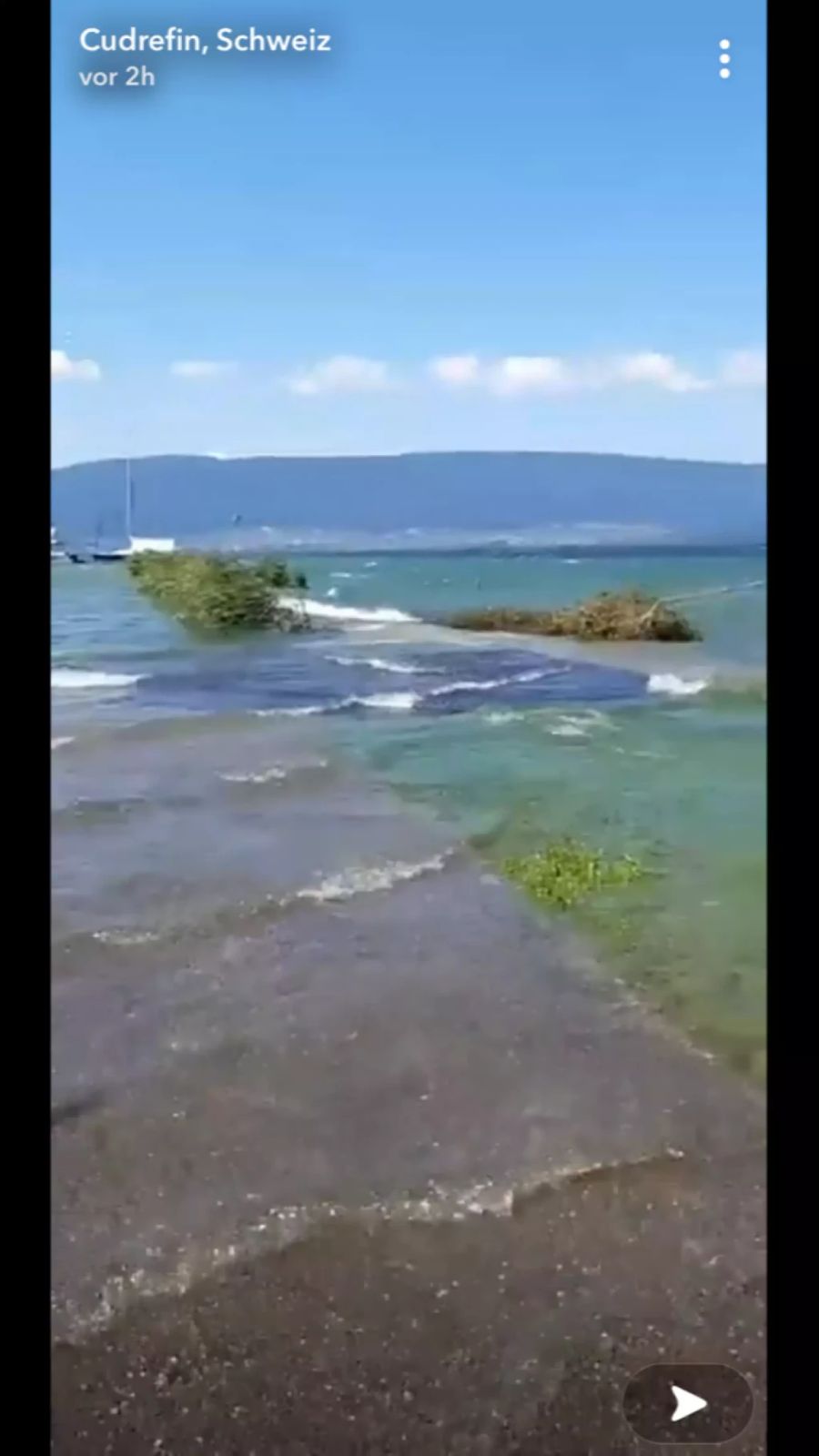 In Cudrefin am Neuenburgersee sind die Stege auch noch überflutet.