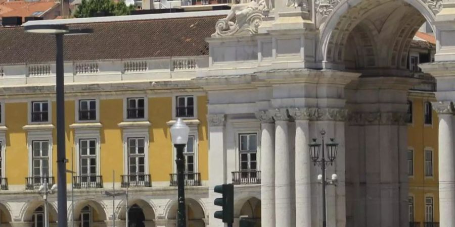 Touristen am gehen Comercio-Platz in Lissabon. Foto: Edson De Souza/TheNEWS2 via ZUMA Wire/dpa