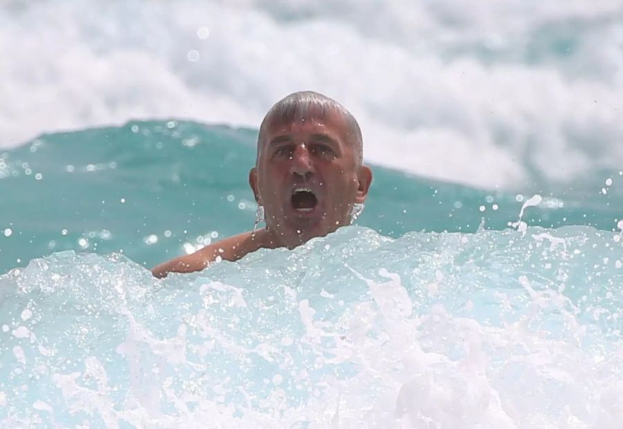 Vladimir Petkovic taucht aus dem türkisblauen Wasser auf.