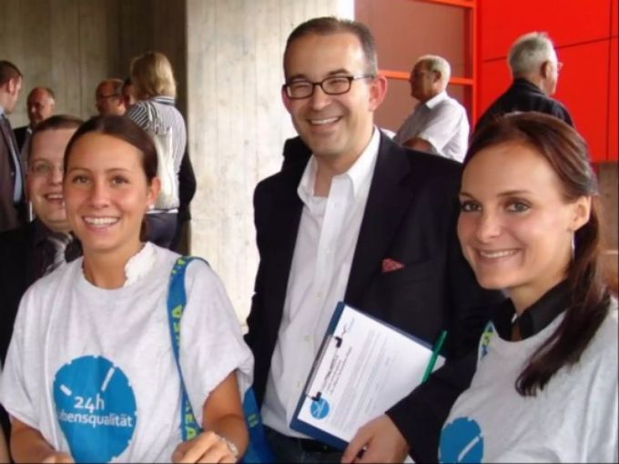 Anita Borer (rechts) beim Unterschriftensammeln für Tankstellenshops 2009. Anita Borer Uster