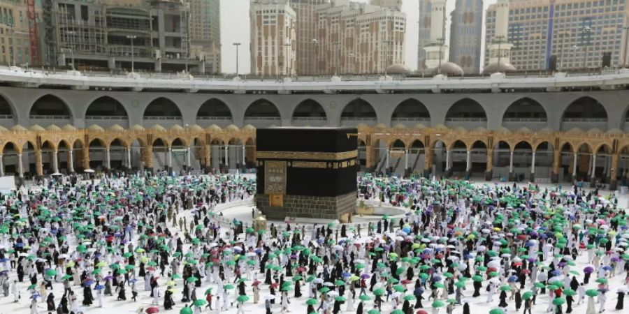 Pilger an der Kaaba, dem heiligen Schrein  in Mekka