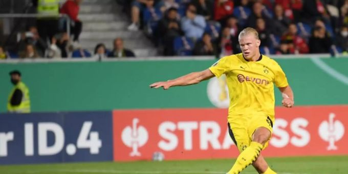 Dortmunds Erling Haaland erzielt beim 3:0-Sieg in Wiesbaden alle drei Tore, hier das 2:0 per Elfmeter. Foto: Arne Dedert/dpa Dortmunds Erling Haaland erzielt beim 3:0-Sieg in Wiesbaden alle drei Tore, hier das 2:0 per Elfmeter. Foto: Arne Dedert/dpa