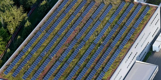 Eine Solaranlage auf dem Dach eines Betriebs. (Symbolbild) solaranlage