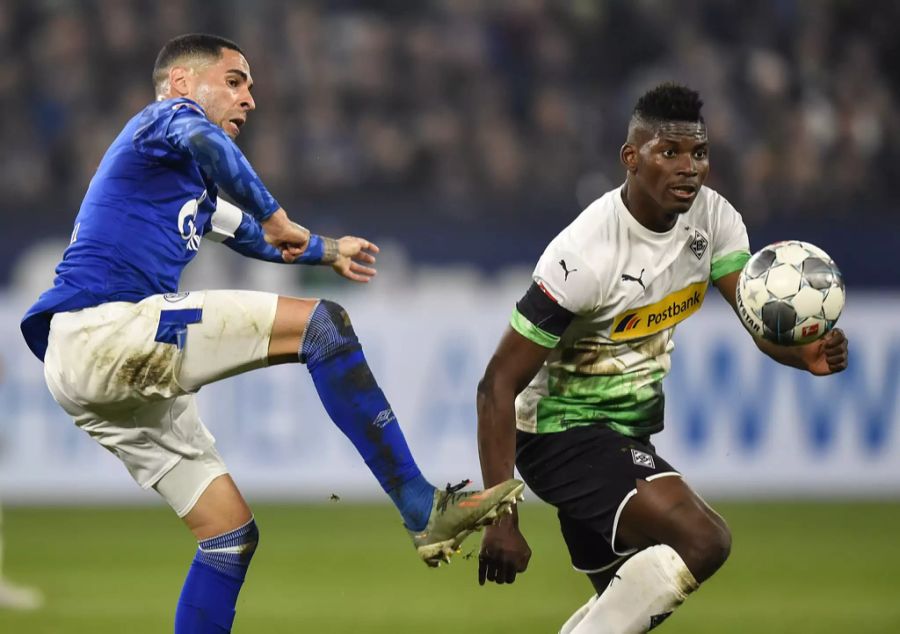 Omar Mascarell gegen Breel Embolo. (Archivbild)