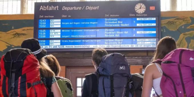 Eine Anzeigetafel am Stralsunder Hauptbahnhof zeigt die Zugausfälle an. Foto: Stefan Sauer/dpa Eine Anzeigetafel am Stralsunder Hauptbahnhof zeigt die Zugausfälle an. Foto: Stefan Sauer/dpa